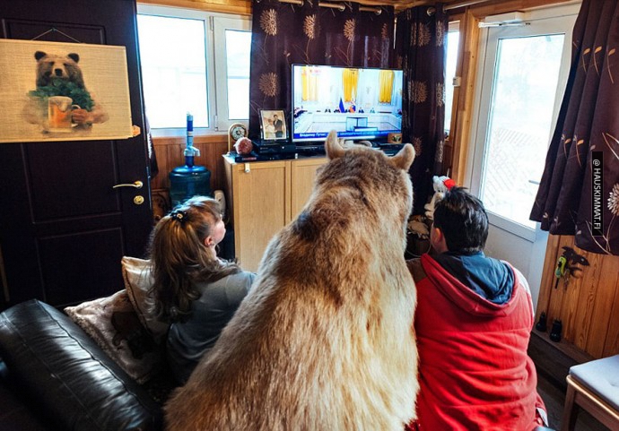 russian-couple-lives-with-adopted-bear-01