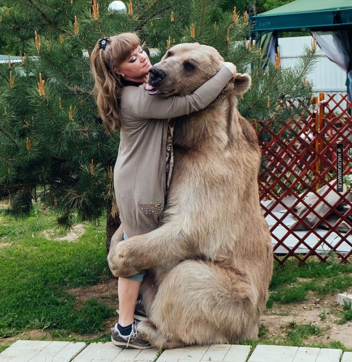 russian-couple-lives-with-adopted-bear-09