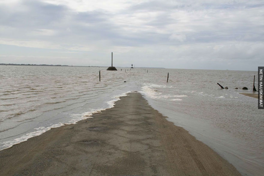 disappearing-road-passage-du-gois-france-8