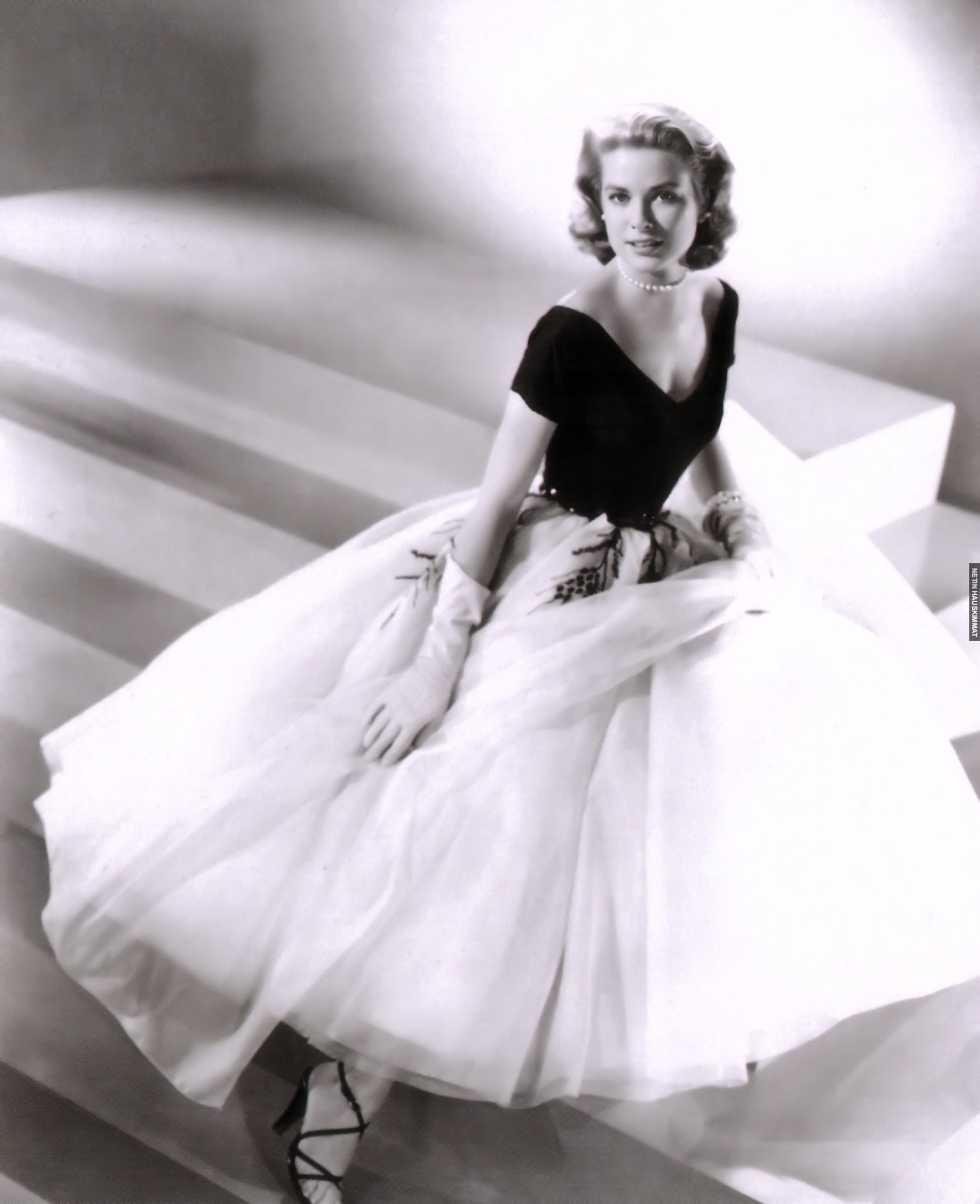 1952- Grace Kelly Kelly’s fame resounded through the 50s until she quit Hollywood for good and became the Princess of Monaco at the age of 26.