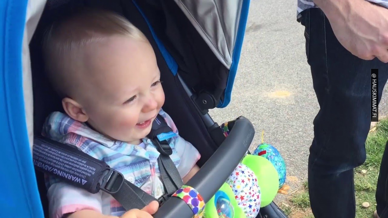 Vahingoniloinen vauva nauraa räkätti skeittiparkin reunalla! | Netin  Hauskimmat