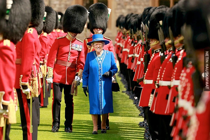 funny-donald-trump-queen-elizabeth-photohop-trumpqueen-23-584a7632bda23__700